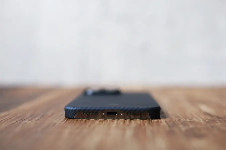 iPhone 13 Pro PITAKA Air CaseをiPhone13 Proに装着した下部