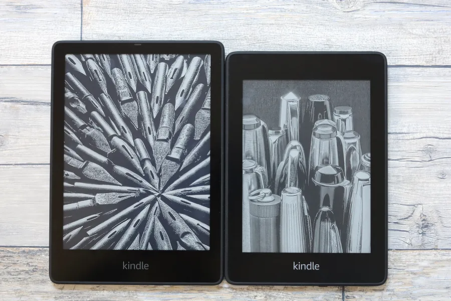 Kindle Paperwhiteのシグニチャーエディション第11世代と第10世代のトップ画像の比較
