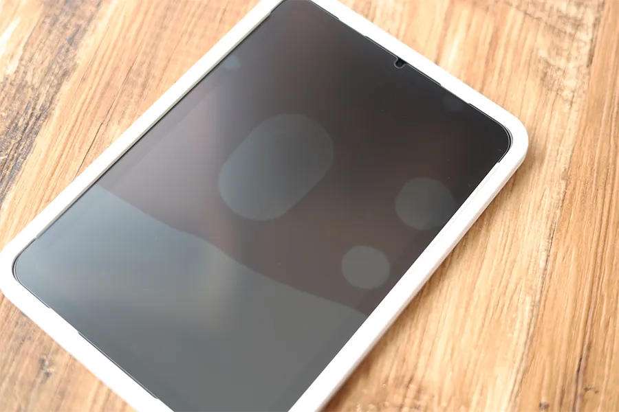 iPad mini 6のNIMASO保護フィルム（アンチグレア）の貼り付け手順最後に気泡がはいるが問題なし