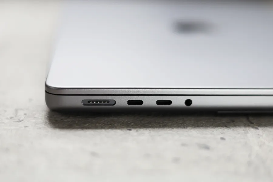 新型 M1 Pro MacBook Pro 14インチの左側面