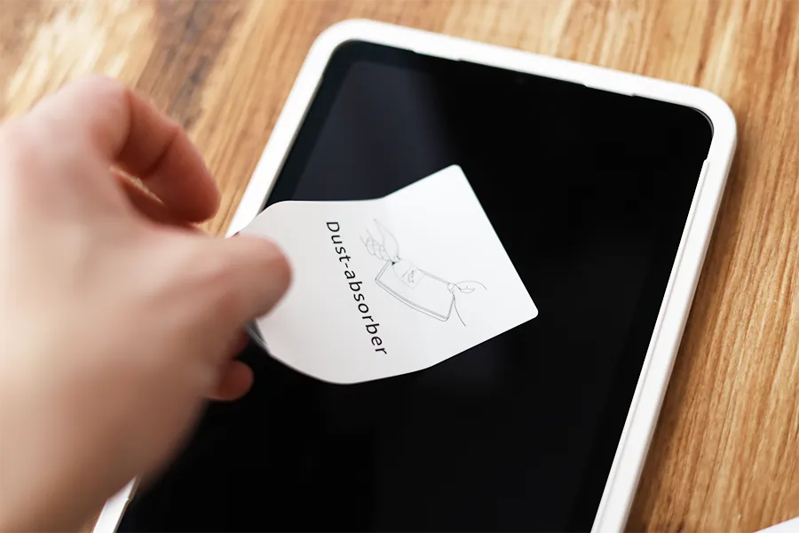 iPad mini 6のNIMASO保護フィルム（アンチグレア）の貼り付け手順5でゴミを取る