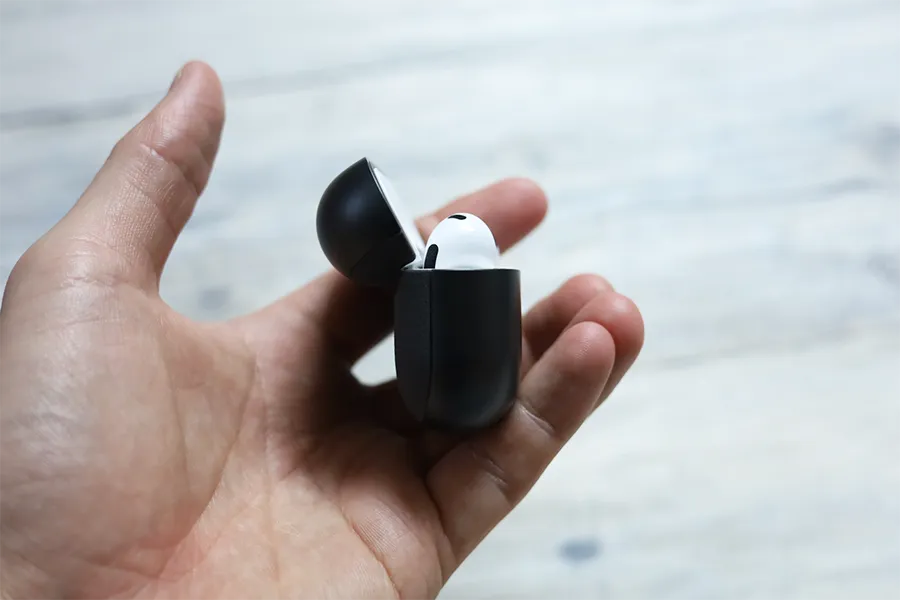 AirPods 3ケースのCaseologyきれいにフタが開く