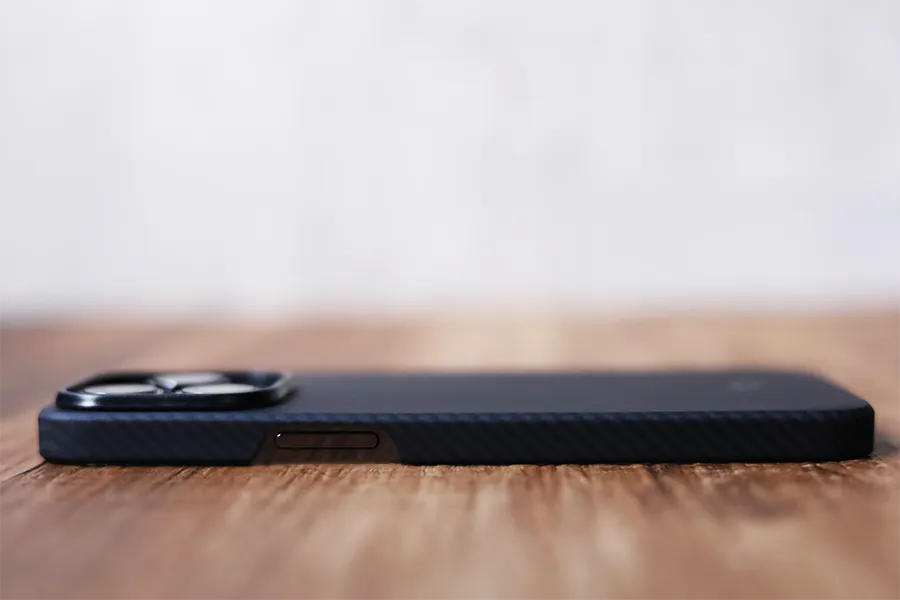 iPhone 13 Pro PITAKA Air CaseをiPhone13 Proに装着した側面