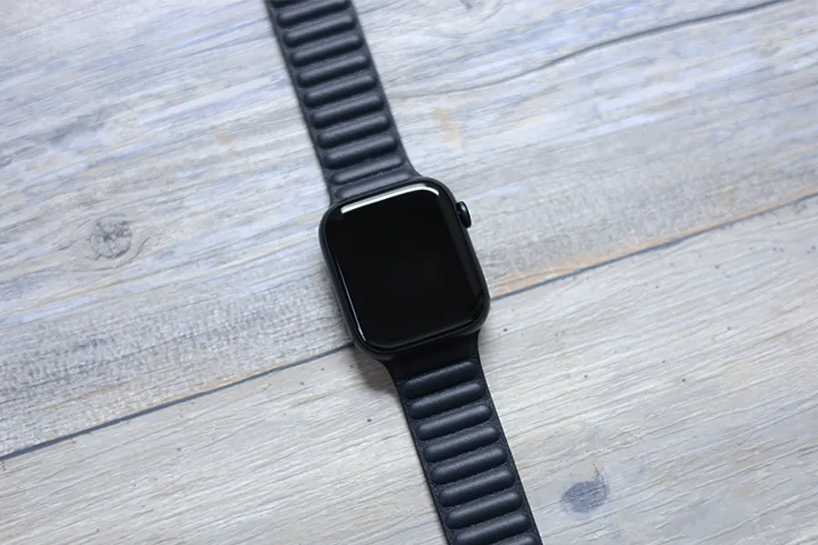 Apple Watch 7本体とレザーループ
