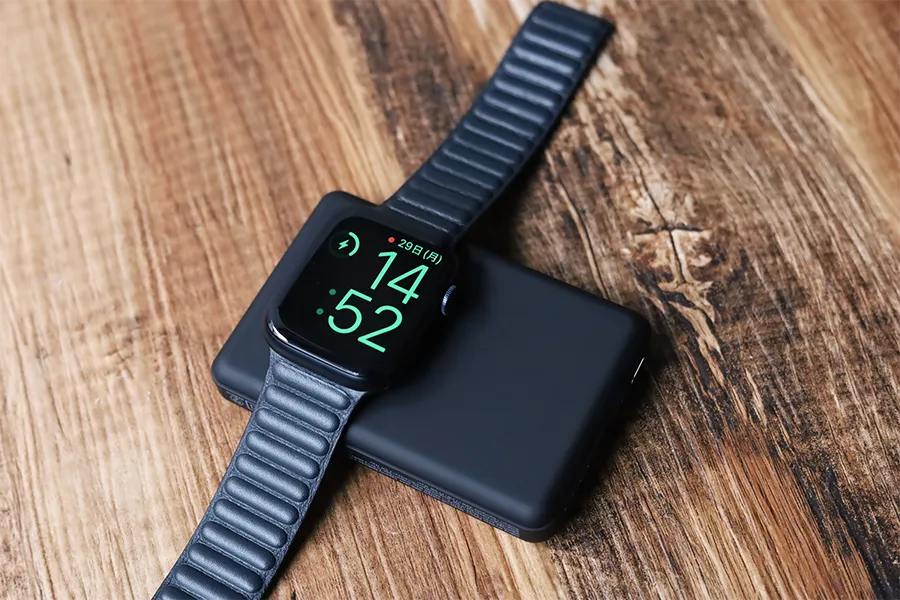 Anker 622 Magnetic Battery MagGo上でApple Watchを充電する