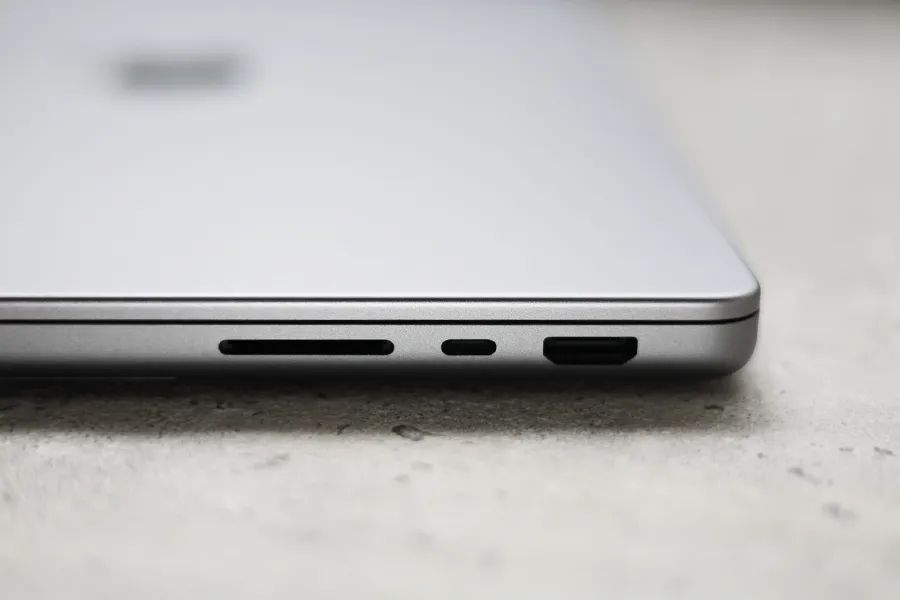 新型 M1 Pro MacBook Pro 14インチ右側面