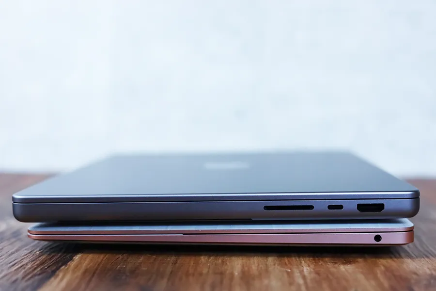 M1 ProチップMacBook Pro 14インチとM1 MacBook Airの右側ポート比較