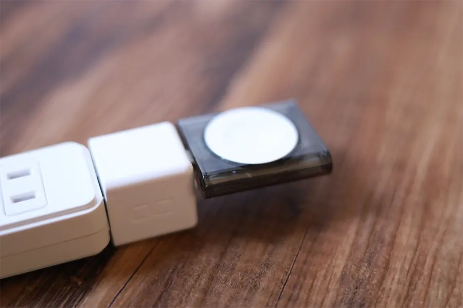 PITAKA PowerDongle for Apple Watchは充電器から直接も充電可能
