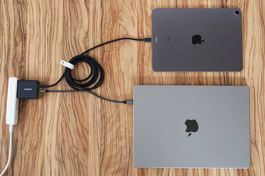 MacBookとiPadを充電