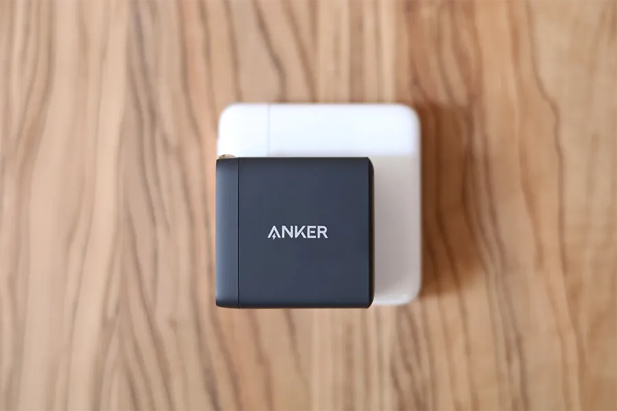 Anker PowerPort III 2-Port 65WをApple純正充電器と重ねて比較