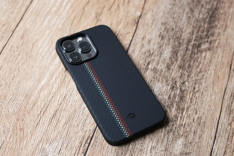 iPhone 13 Pro用 PITAKA MagEZ Case 2 アラミド繊維浮織をiPhoneと設置おく