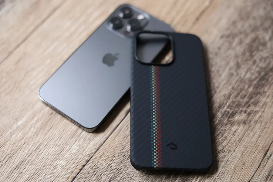 iPhone 13 Pro用 PITAKA MagEZ Case 2 アラミド繊維浮織を装着する