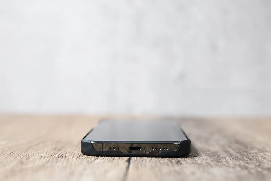 iPhone 13 Pro用 PITAKA MagEZ Case 2 アラミド繊維浮織のUSBの方向