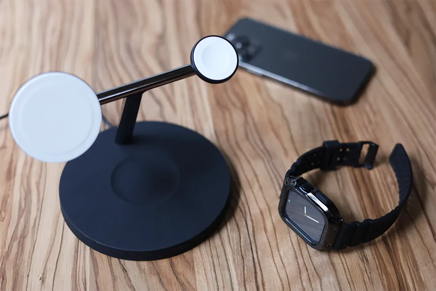 Apple Watchのamband ムービングフォートレスクラシックのApple Watchをベルン3-in-1で充電する