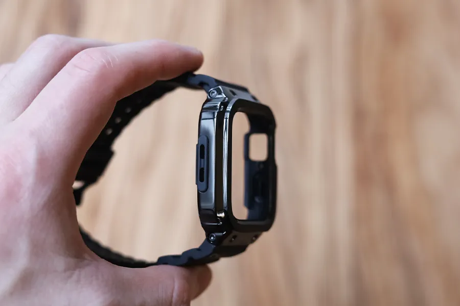 Apple Watchのamband ムービングフォートレスクラシックの枠は光沢感が強い