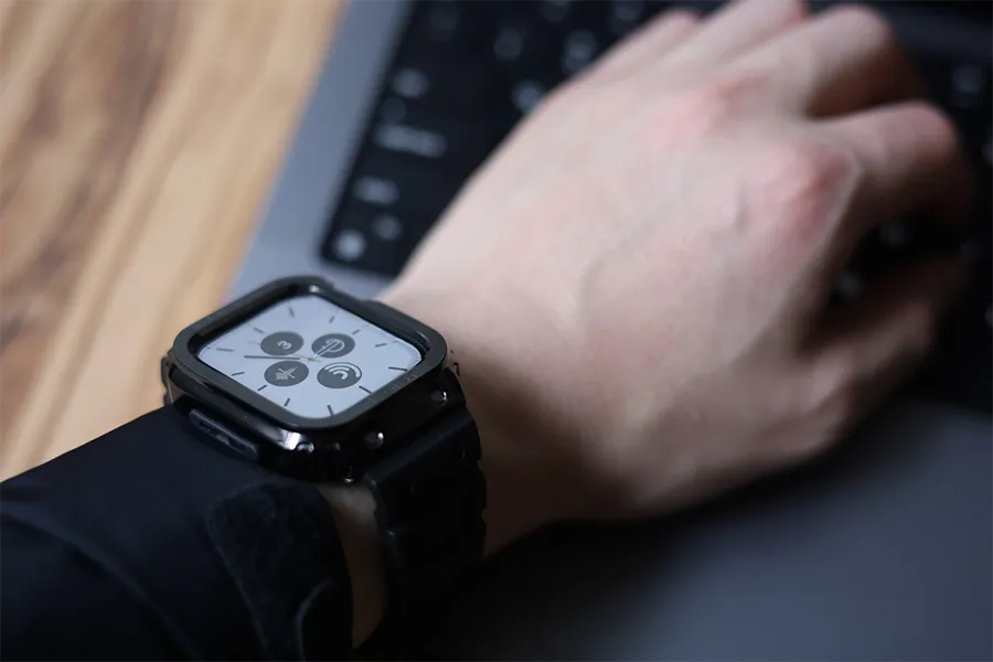 Apple Watchのamband ムービングフォートレスクラシックでMacBookに文字内