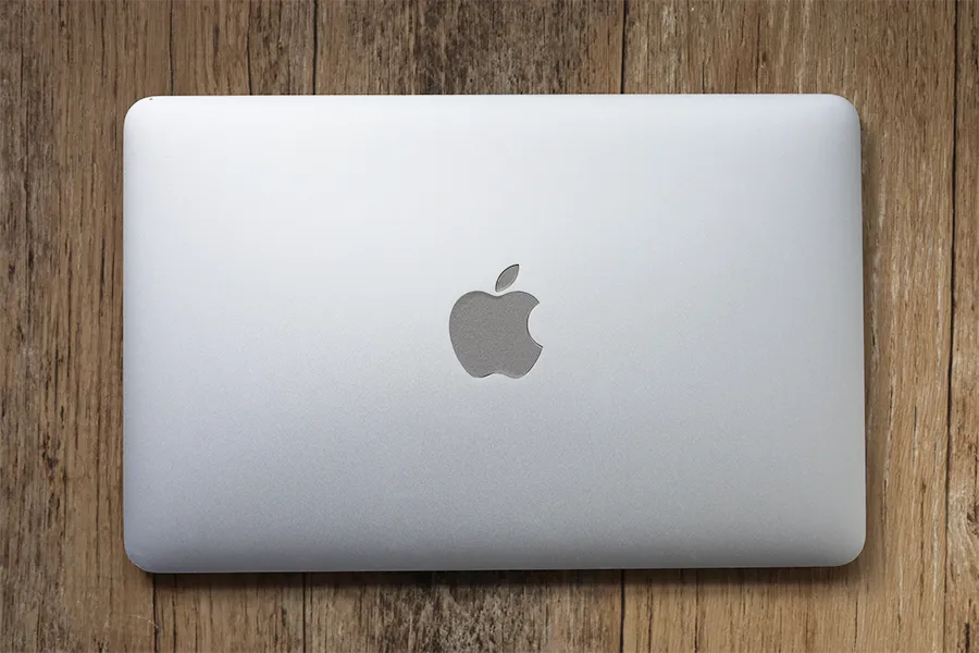 MacBook Airのシルバーカラー正面