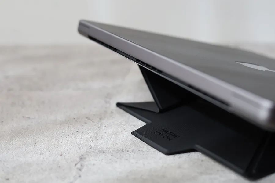Native Union Rise Laptop Stand レビュー｜MacBook・ノートPC用の折り紙技法スタンド | コビガジェライフ