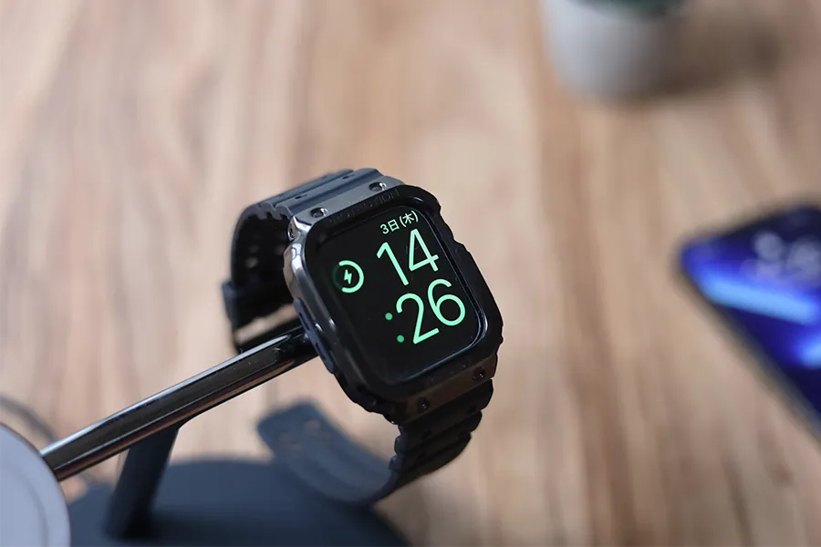 Apple Watchのamband ムービングフォートレスクラシックのBelkinで充電
