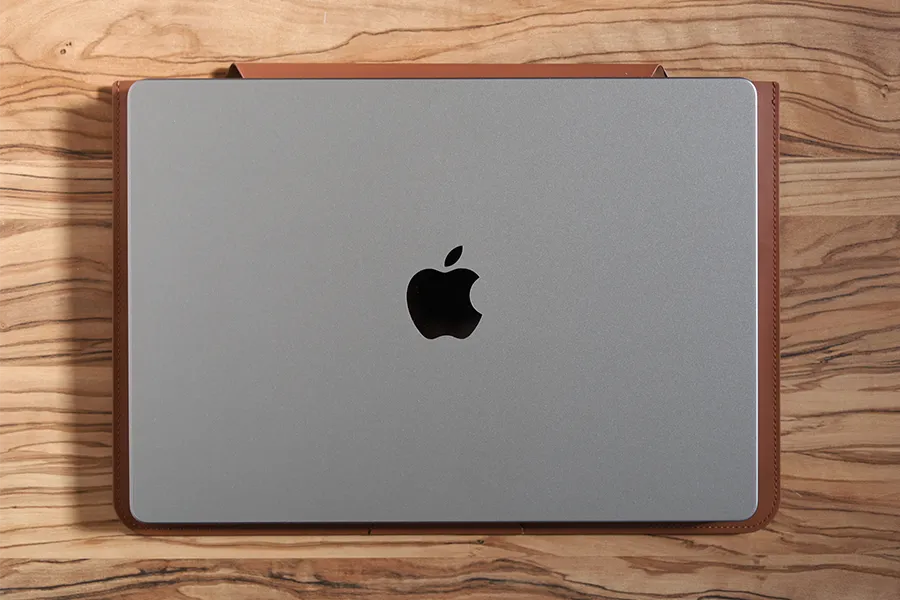 MacBook pro 14インチだと少し大きくて入らない
