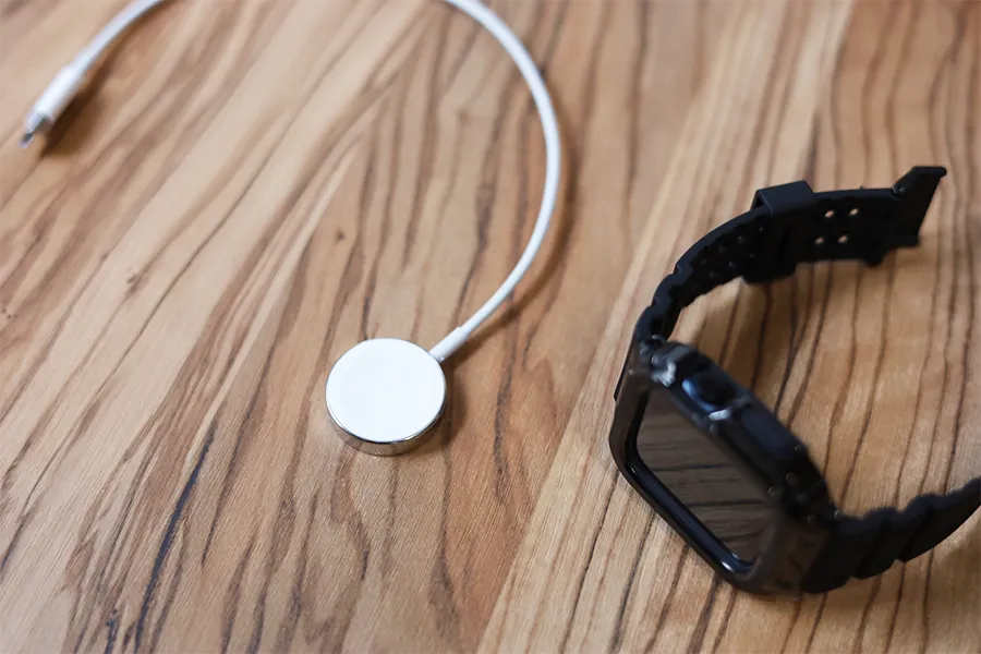 Apple Watchのamband ムービングフォートレスクラシックをApple Watch充電器で充電