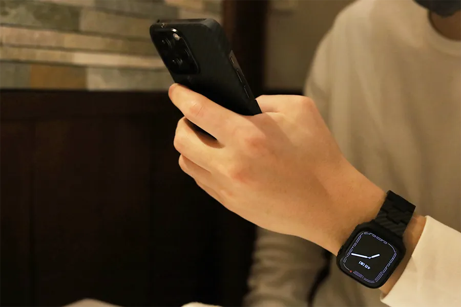 PITAKA Air Case for AppleWatchを暗い室内