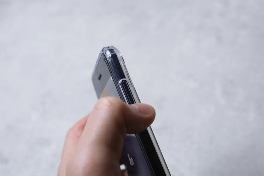 iPhone SE第3世代 NIMASOマットケースは両サイドボタンが押しやすい
