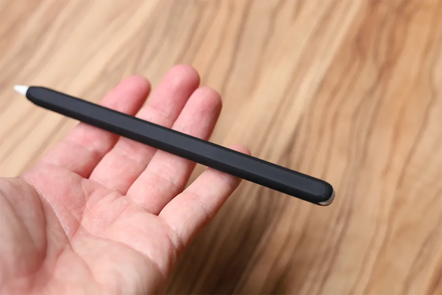 AhaStyle 超薄型シリコン保護ケースにApple Pencilが入った状態