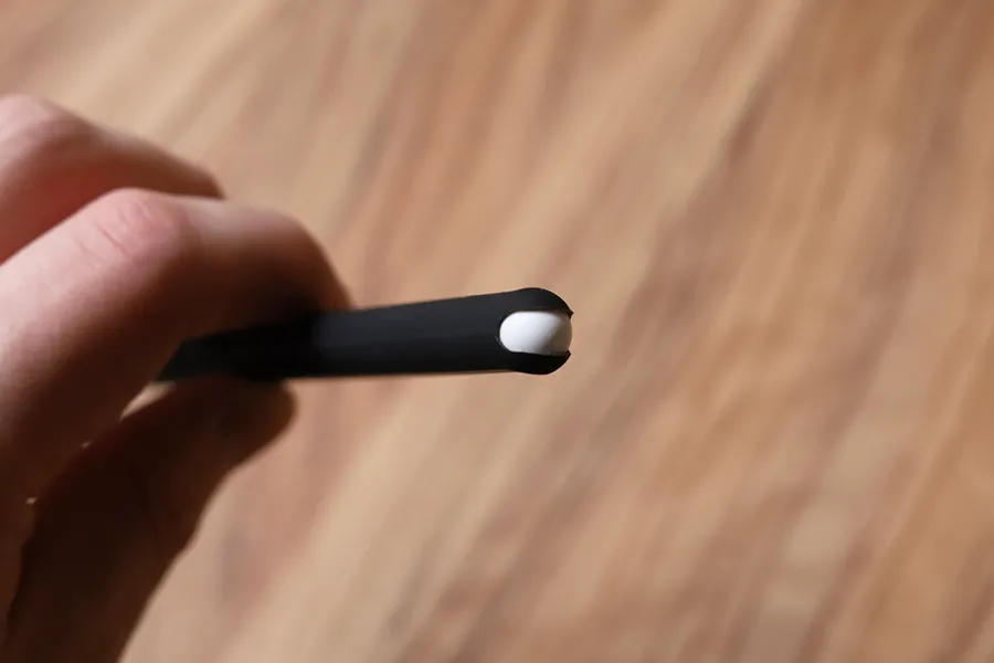 AhaStyle 超薄型シリコン保護ケースにApple Pencilが入った状態で背面