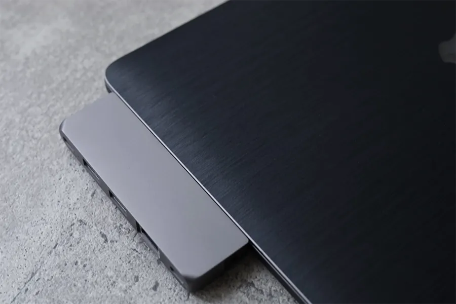 Satechi USB-C PRO ハブ ミニは旧型MacBook Air_Proにきれいにはまる