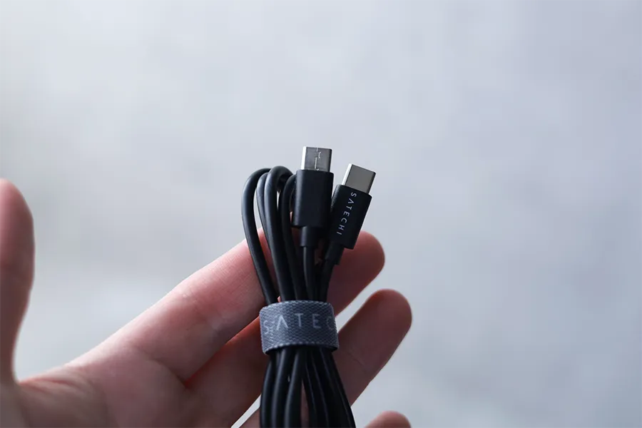 Satechi 2in1 ワイヤレス充電付きヘッドホンスタンドのケーブルはUSB-C to USB-C