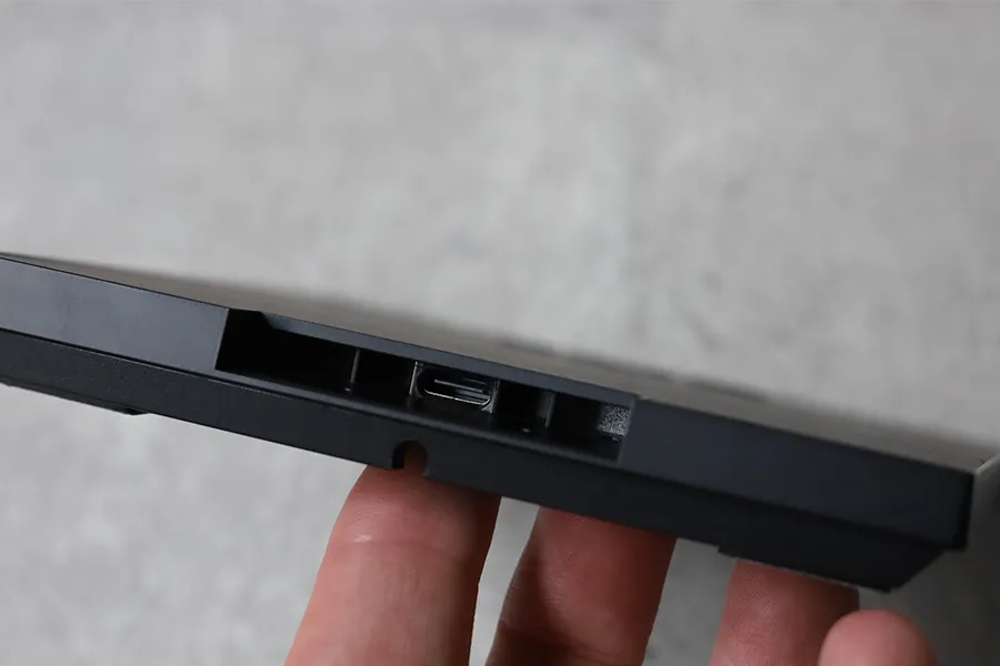 PITAKA MagEZ Charging Stand & Case for Tablets iPad mini 6の裏面にポート部分がある