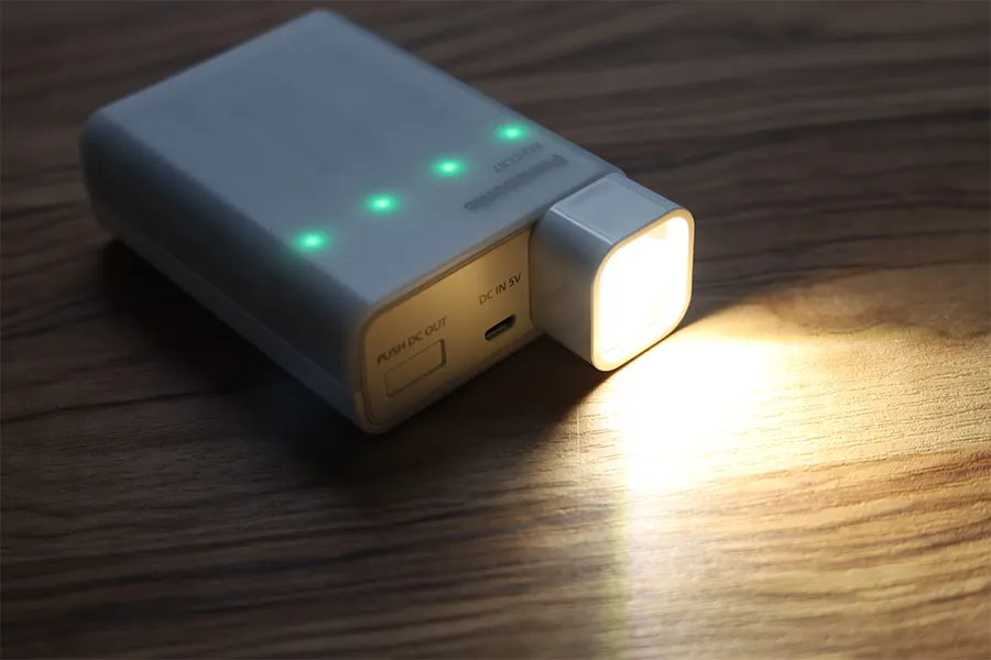 エネループと専用USB急速充電器のLEDライトの明るさ