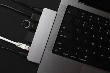 Satechi USB-C Proハブ Max 8i-in2のケーブル差し込む