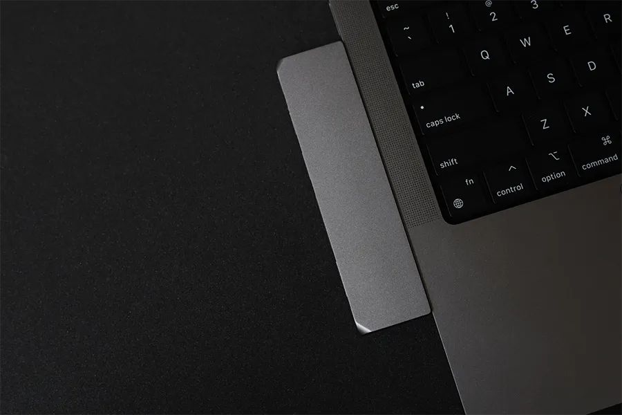 Satechi USB-C Proハブ Max 8in2をMacBookに装着上から