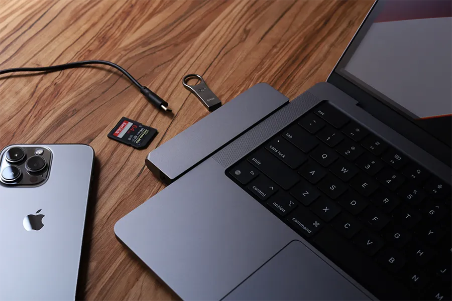 Satechi USB-C Proハブ Max 8i-in-2とiPhone