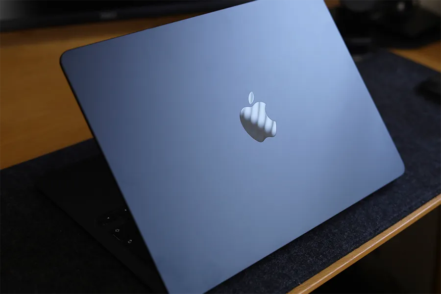 M2 MacBook Airの表面