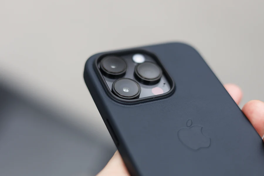 iPhone 14 Pro純正レザーケースとiPhone本体のカメラ周り