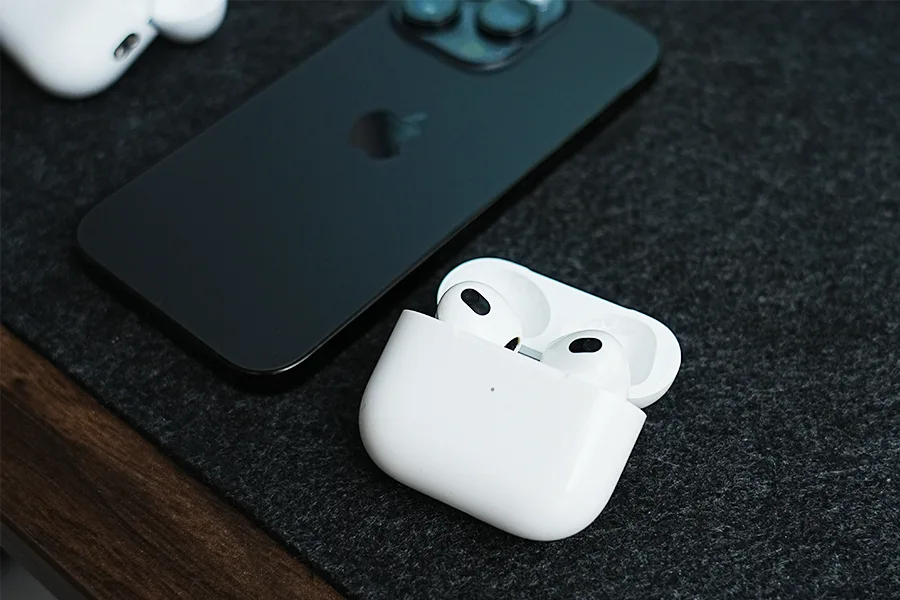 AirPods Pro 第2世代とAirPods 第3世代の3側