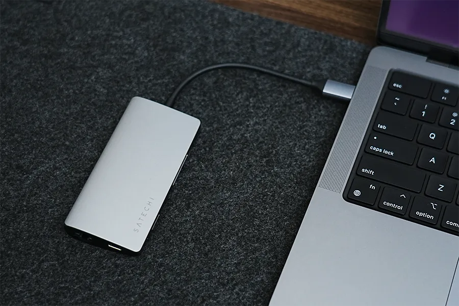 Satechi V2 マルチ USB-C ハブ 8-in-1とMacBook Proひとつでまかなえる