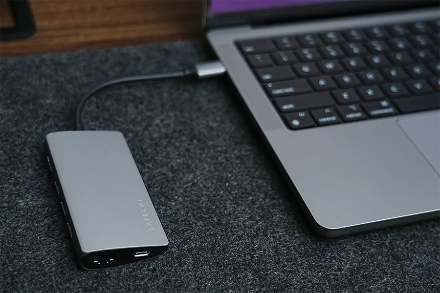 MacBook ProとSatechi V2 マルチ USB-C ハブ 8-in-1を接続