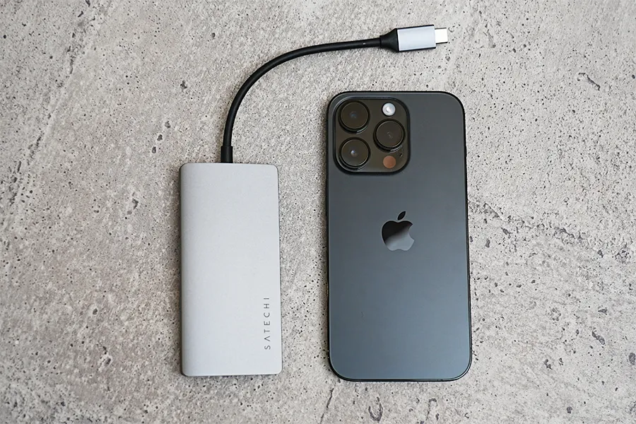 Satechi V2 マルチ USB-C ハブ 8-in-1とiPhone 14 Proのサイズ比較