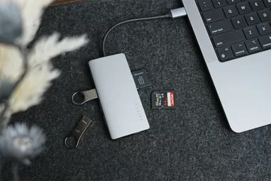 Satechi V2 マルチ USB-C ハブ 8-in-1とMacBook Pro 14インチ