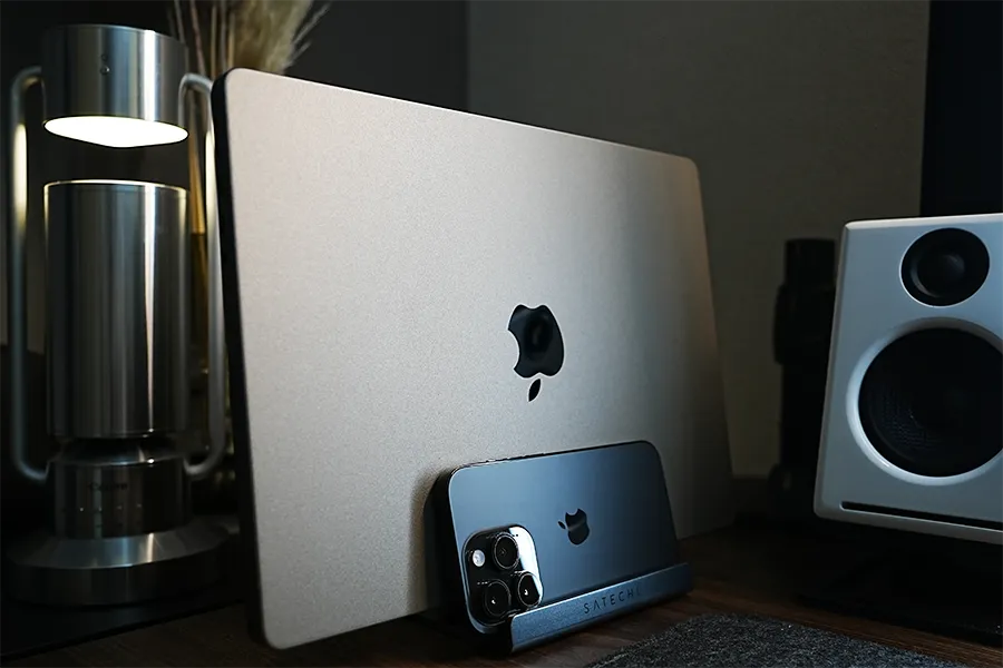 Satechi デュアルバーティカル アルミニウムスタンド レビュー｜MacBook・iPad・iPhoneから2台同時収納できる