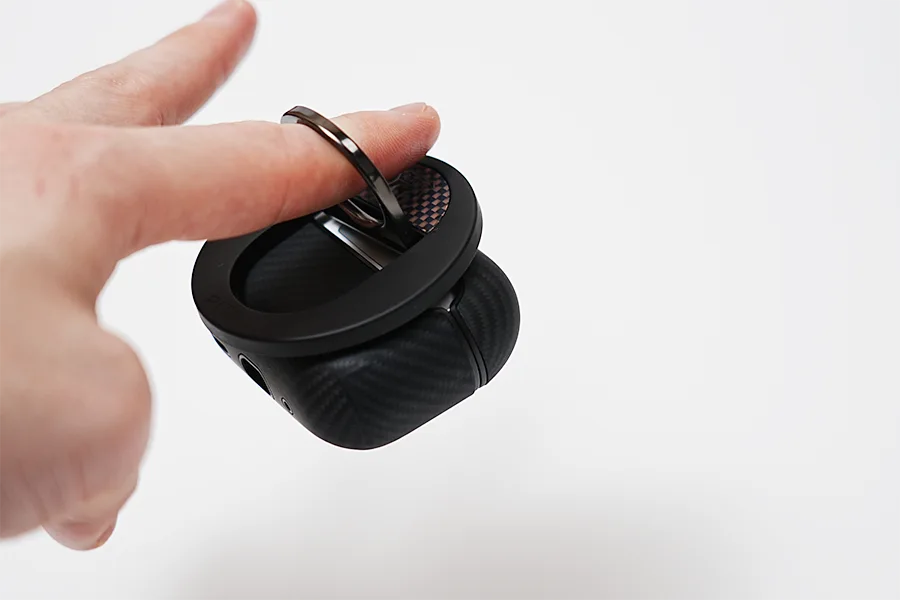 PITAKA MagEZ Case for AirPods Pro 2をマグネットで持ち上げ可能