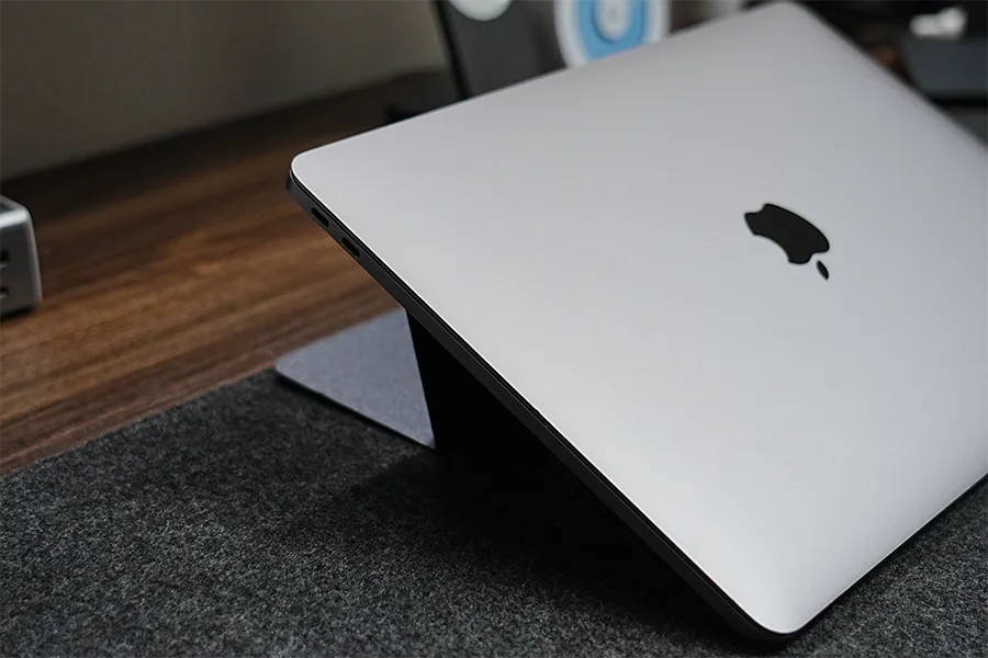 MacBook Proの表面とスタンド