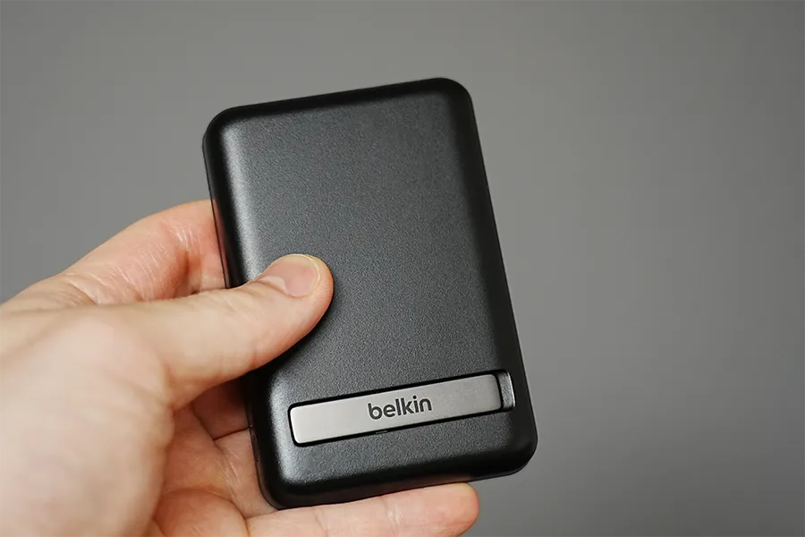 Belkin BoostCharge Magnetic Wireless Battery 5000の表面