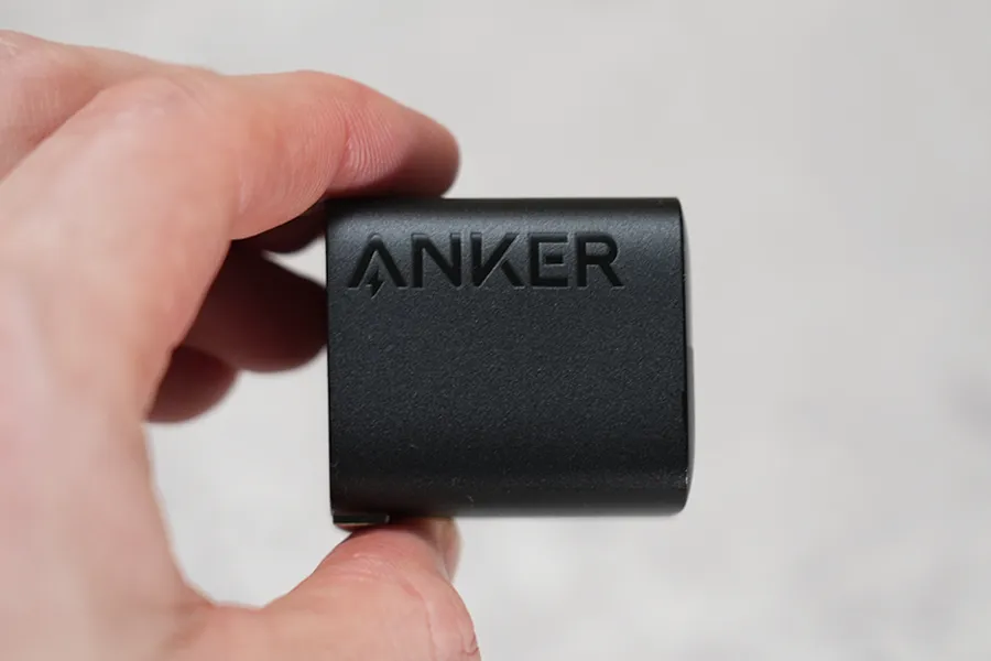 Anker 323 Charger (33W)の側面ロゴ側