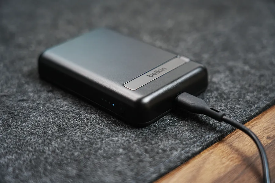 Belkin BoostCharge Magnetic Wireless Battery 5000の充電