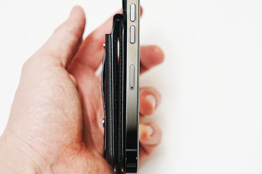 ESR MagSafe対応Geo Walletの厚み